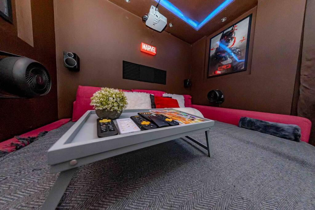 Unique Home W/Garden Hot Tub, Sauna & Cinema Room London Exterior photo