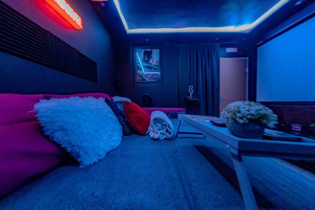 Unique Home W/Garden Hot Tub, Sauna & Cinema Room London Exterior photo