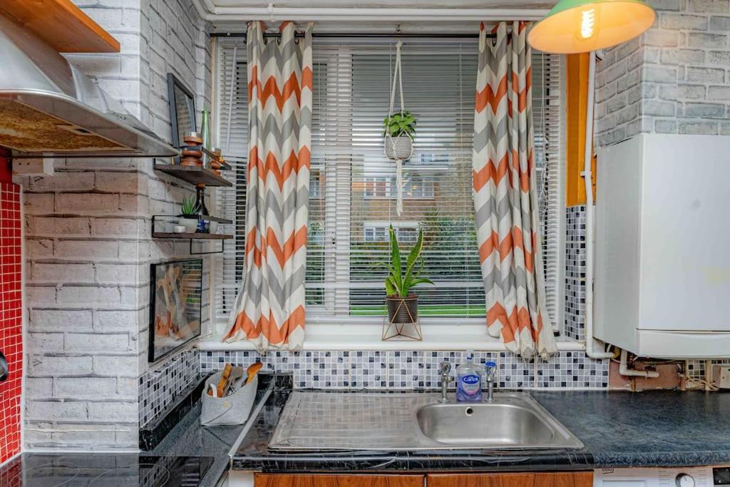 Unique Home W/Garden Hot Tub, Sauna & Cinema Room London Exterior photo