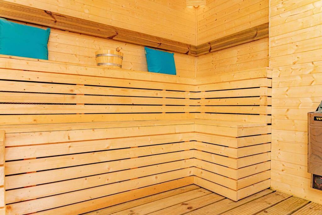 Unique Home W/Garden Hot Tub, Sauna & Cinema Room London Exterior photo