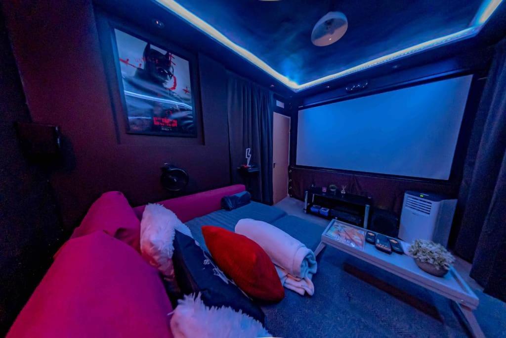 Unique Home W/Garden Hot Tub, Sauna & Cinema Room London Exterior photo