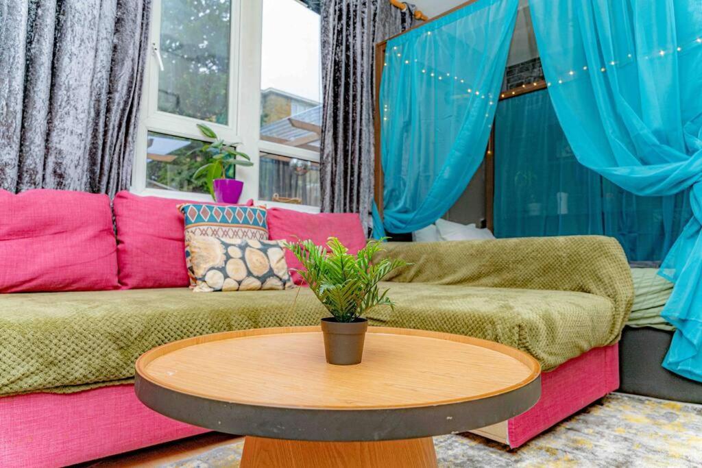 Unique Home W/Garden Hot Tub, Sauna & Cinema Room London Exterior photo