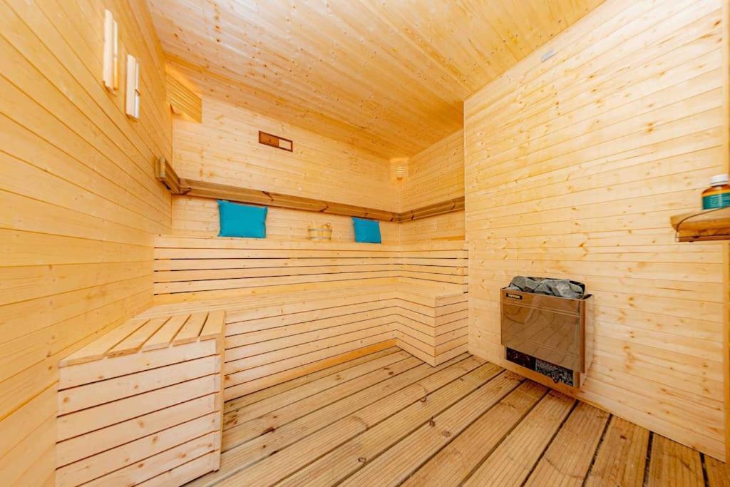 Unique Home W/Garden Hot Tub, Sauna & Cinema Room London Exterior photo