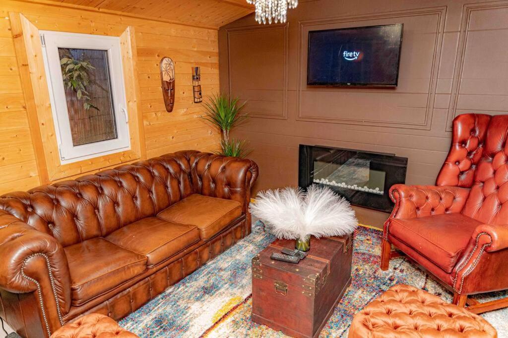 Unique Home W/Garden Hot Tub, Sauna & Cinema Room London Exterior photo
