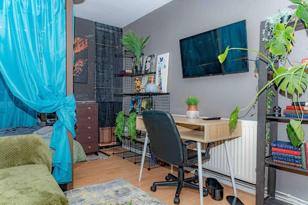 Unique Home W/Garden Hot Tub, Sauna & Cinema Room London Exterior photo