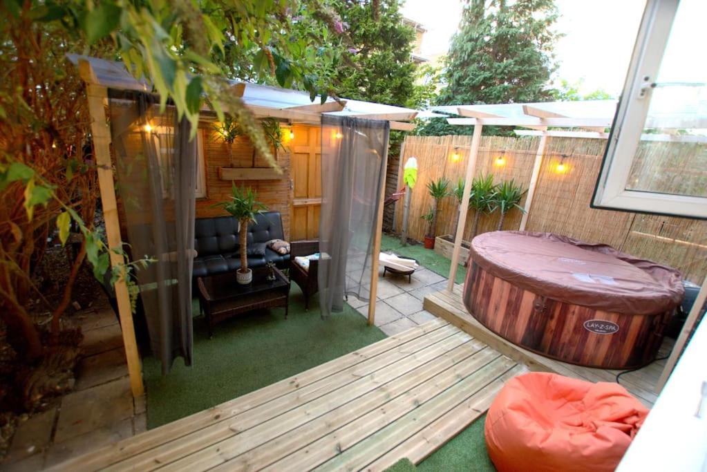 Unique Home W/Garden Hot Tub, Sauna & Cinema Room London Exterior photo
