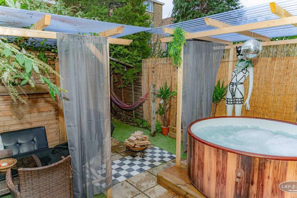 Unique Home W/Garden Hot Tub, Sauna & Cinema Room London Exterior photo